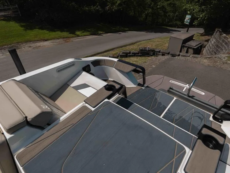 Slide: The Image of Heyday Wake Boats H22 2023 - 13