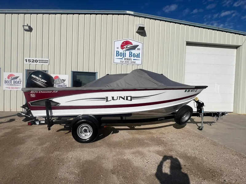 Slide: The Image of 2014 Lund 1875 Crossover XS boat with cover, parked outside Boji Boat Brokers. - 27