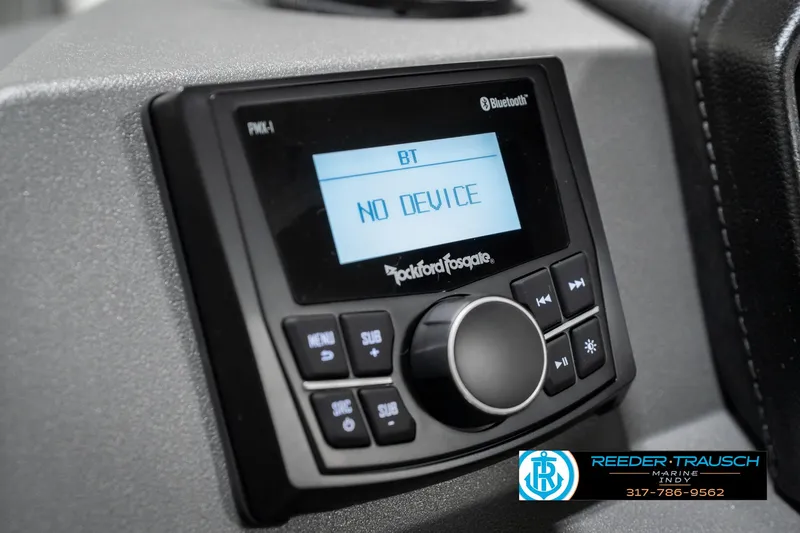 Slide: The Image of Bluetooth audio system on 2025 Bennington 22 SSB boat dashboard, displaying "No Device." - 34