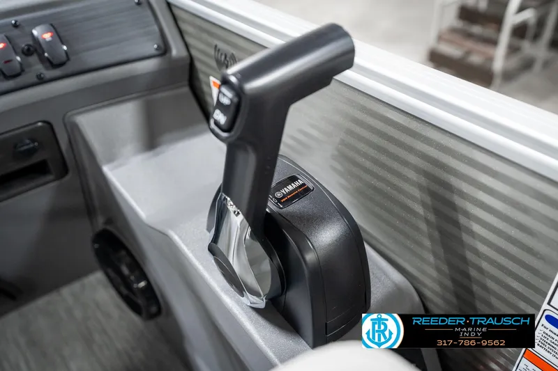 Slide: The Image of Throttle control of 2025 Bennington 22 SSB boat, featuring ergonomic design and modern functionality. - 38