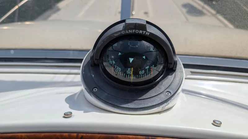 Slide: The Image of Compass on 2004 Meridian 408 Motor Yacht dashboard, displaying navigation directions. - 4