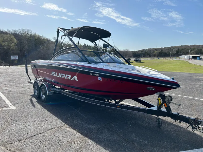 The Image of 2007 Supra Sunsport 22 V boat on trailer, parked in outdoor lot. - 0