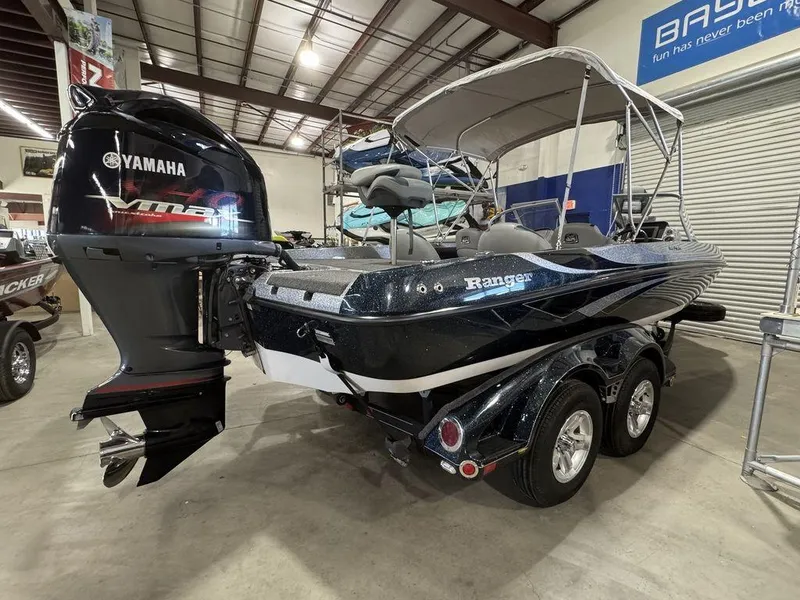 Slide: The Image of 2018 Ranger 212LS boat with Yamaha VMAX engine in showroom. - 10