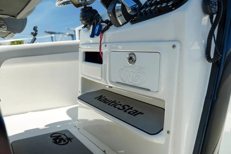 Slide: The Image of NauticStar 28 XS Offshore 2022 - 21