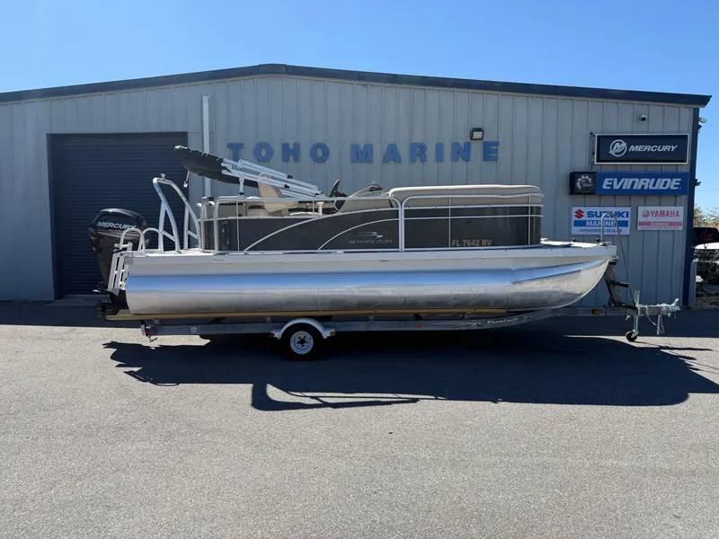 The Image of 2015 Bennington SLMX pontoon boat parked at Toho Marine dealership. - 1