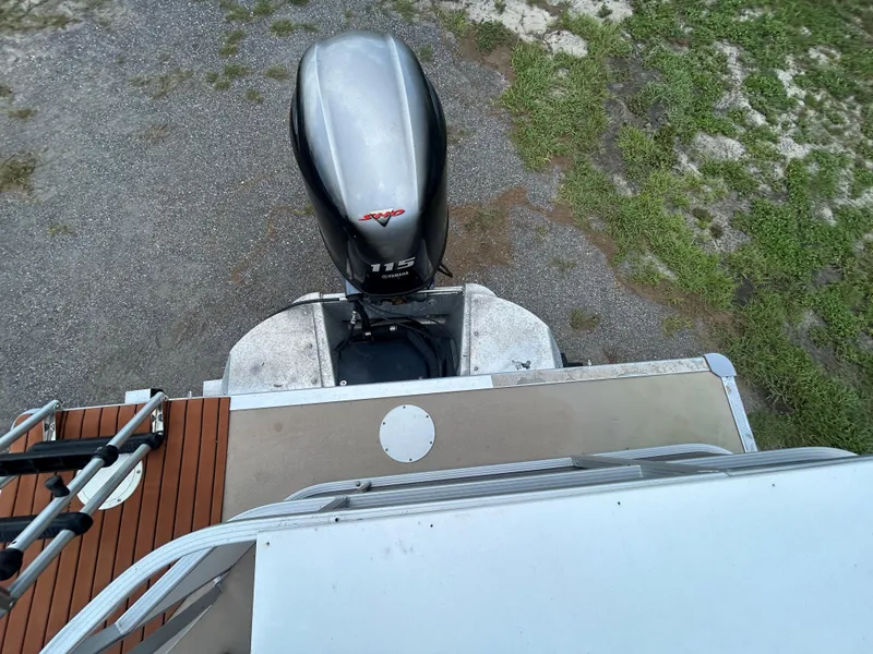 Slide: The Image of 2014 Bennington S22 Saltwater Series boat with outboard motor, viewed from above. - 12