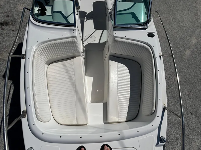 Slide: The Image of 1999 Boston Whaler 20 Ventura Bowrider, white interior, dual seating, open bow design. - 25