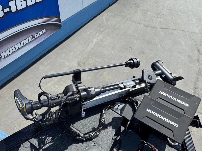 Slide: The Image of 2025 Lund 2075 Pro-V Bass XS boat with Humminbird electronics and trolling motor. - 39