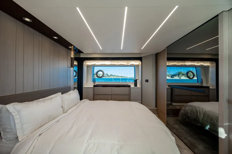 Slide: The Image of Azimut 72 2021 - 110