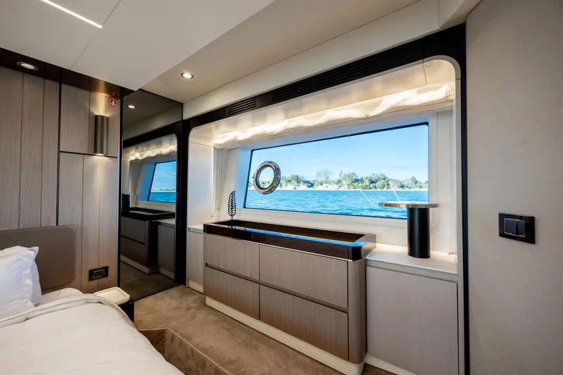 Slide: The Image of Azimut 72 2021 - 111