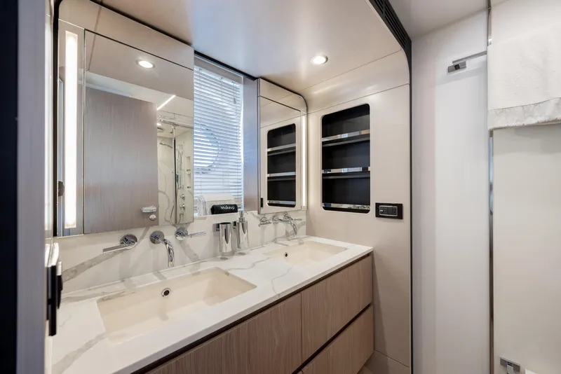 Slide: The Image of Azimut 72 2021 - 116