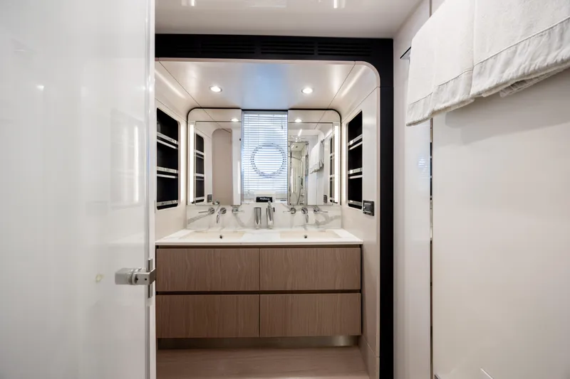 Slide: The Image of Azimut 72 2021 - 117