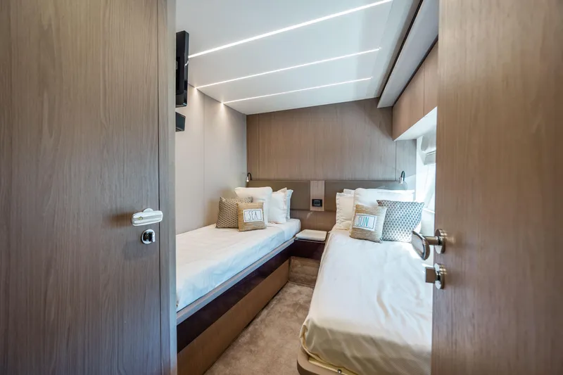 Slide: The Image of Azimut 72 2021 - 57