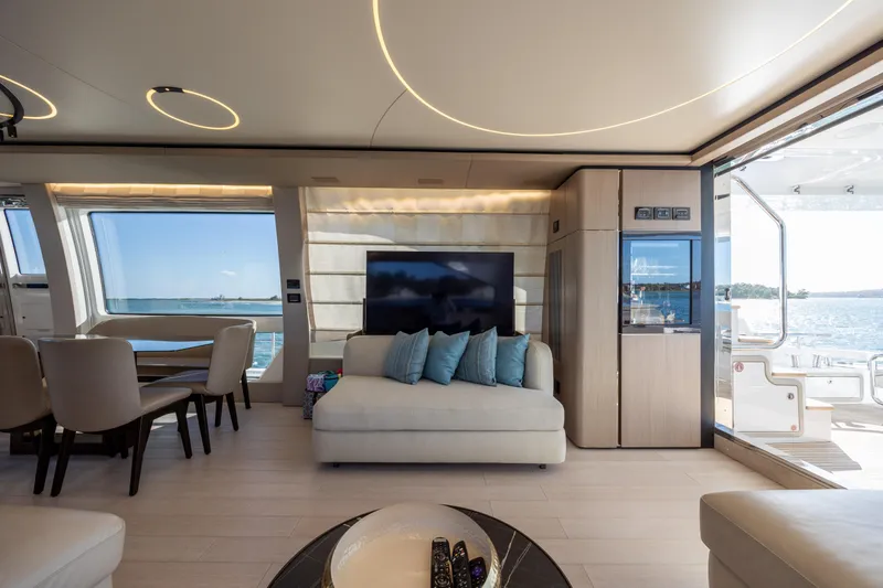 Slide: The Image of Azimut 72 2021 - 64