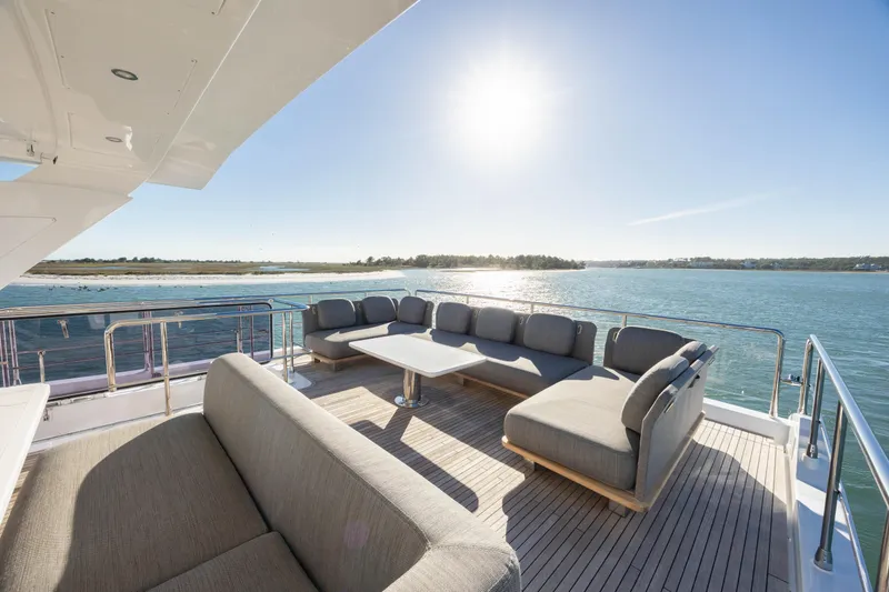 Slide: The Image of Azimut 72 2021 - 88