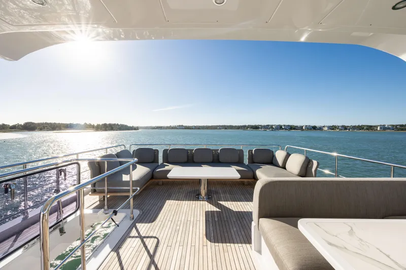 Slide: The Image of Azimut 72 2021 - 89