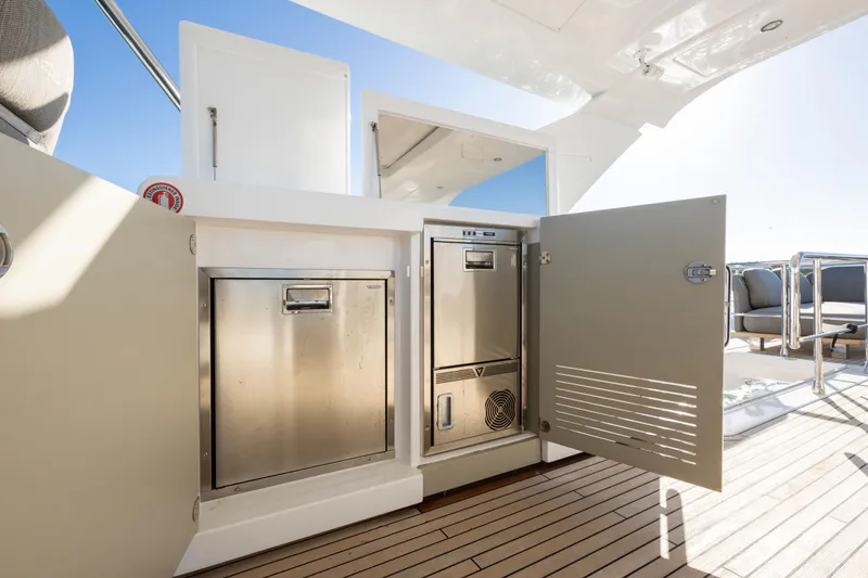 Slide: The Image of Azimut 72 2021 - 95