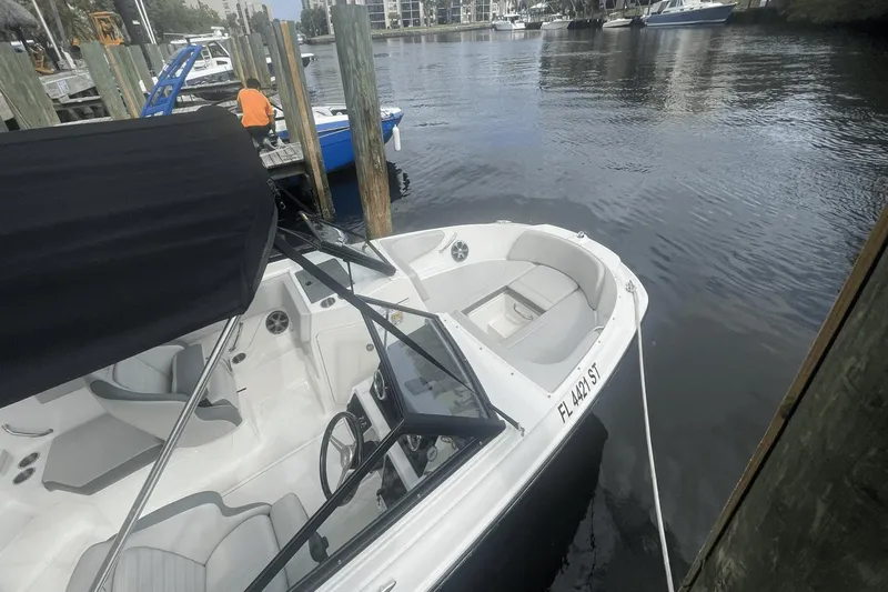 Slide: The Image of Sea Ray 210 SPX OB 2020 - 6