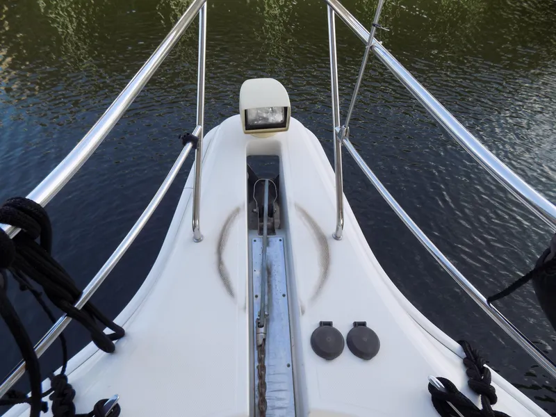 Slide: The Image of Bow view of 2005 Silverton 43 Motor Yacht on water. - 54