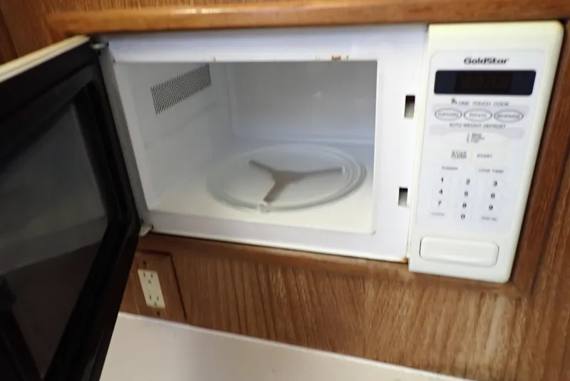 Slide: The Image of Albemarle 320 Express 1999 - 65