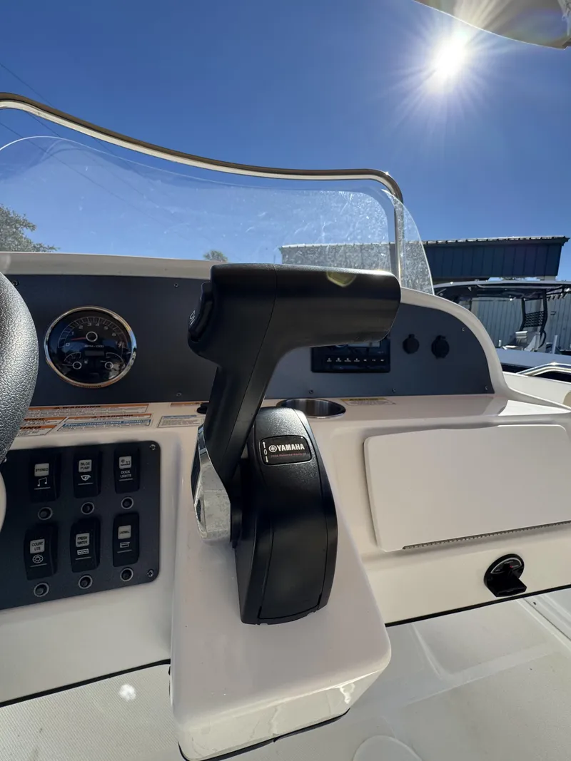 Slide: The Image of Hurricane Center Console SS 231 OB 2025 - 13