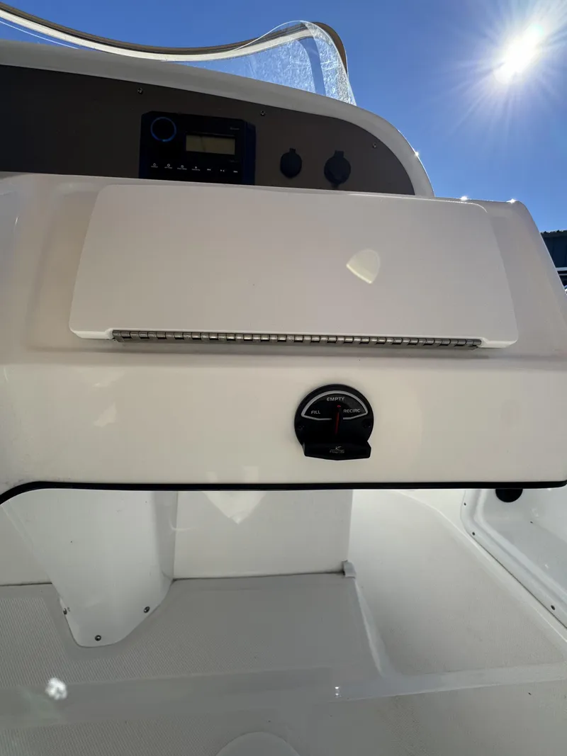 Slide: The Image of Hurricane Center Console SS 231 OB 2025 - 32