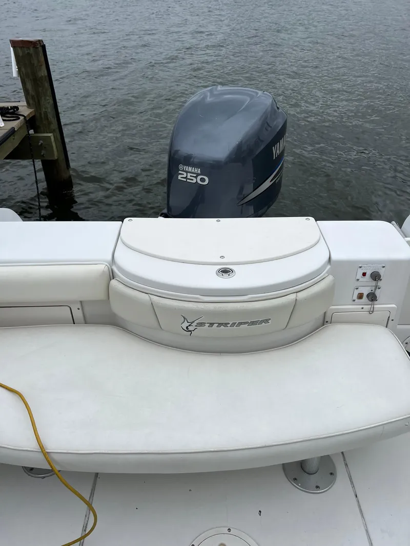 Slide: The Image of 2003 Seaswirl Striper 2301 Walkaround OB with Yamaha 250 engine on water. - 17