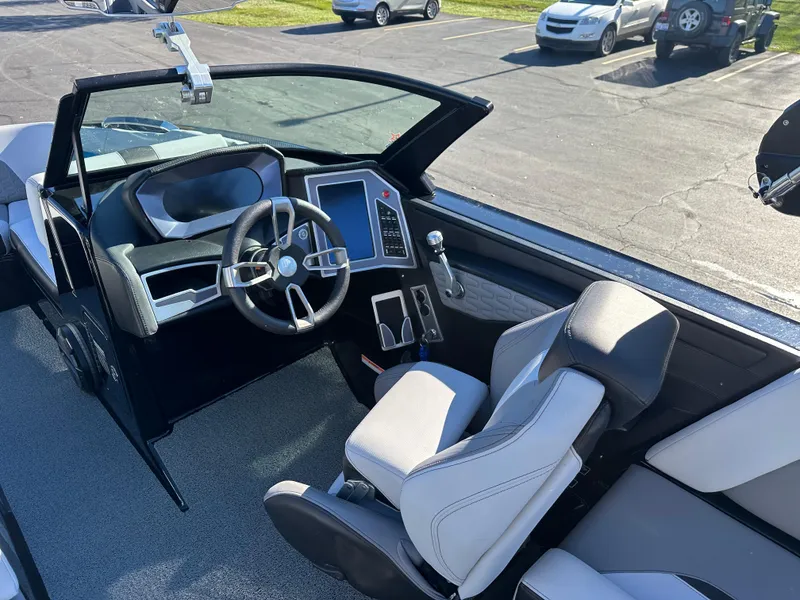 Slide: The Image of MasterCraft X24 2022 - 10