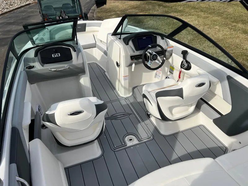Slide: The Image of 2025 Chaparral 21 SSi boat interior with modern dashboard and seating. - 7