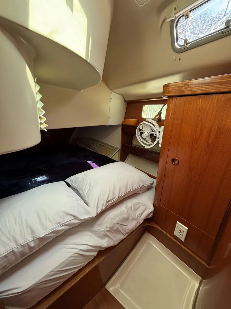 Slide: The Image of 1993 Beneteau Oceanis 400 - 8