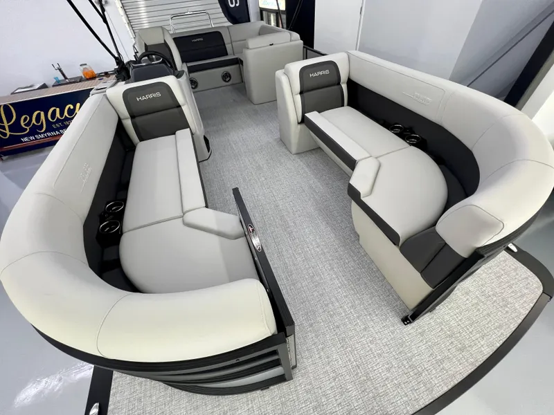 Slide: The Image of Harris Cruiser 230 2025 - 5
