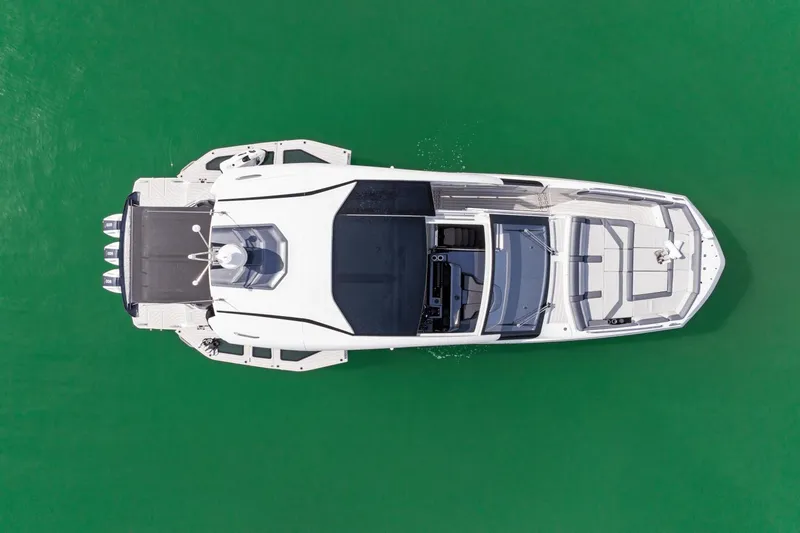 Slide: The Image of Galeon 435 GTO 2025 - 13