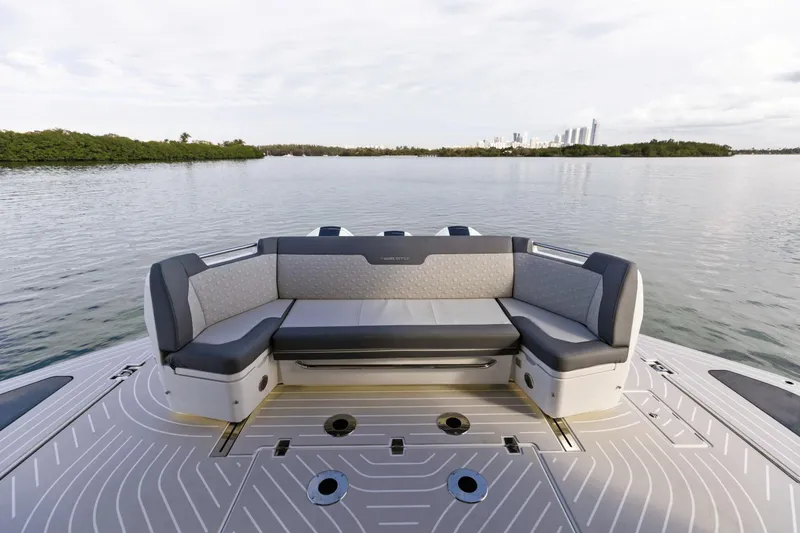 Slide: The Image of Galeon 435 GTO 2025 - 32