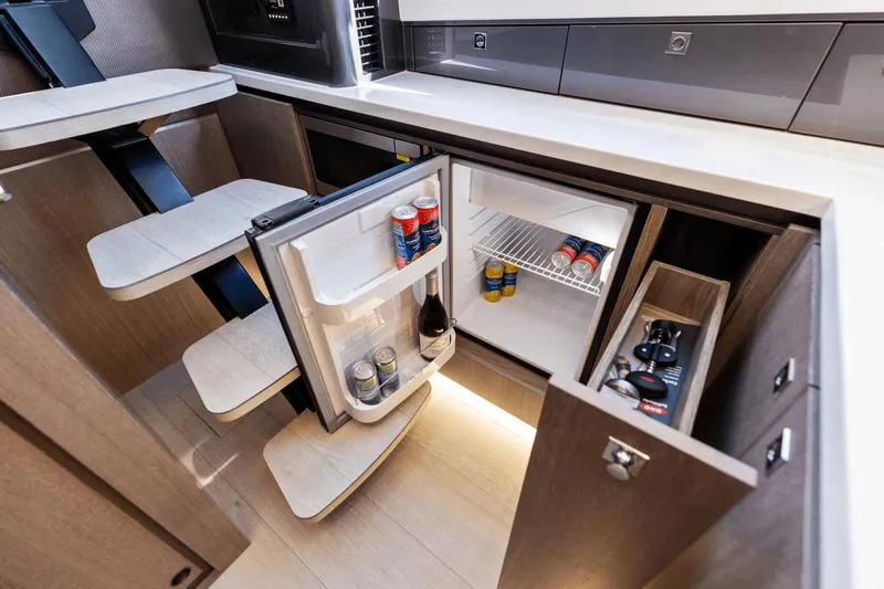 Slide: The Image of Galeon 435 GTO 2025 - 52