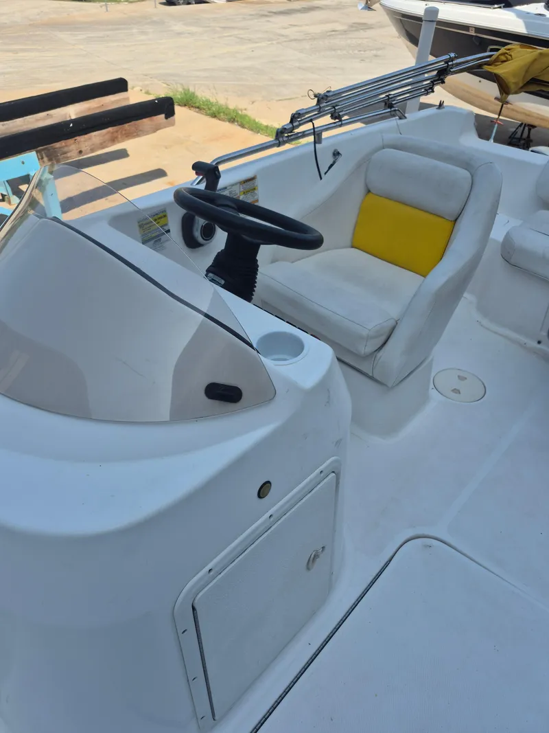 Slide: The Image of Hurricane SunDeck Sport 201 OB 2010 - 25