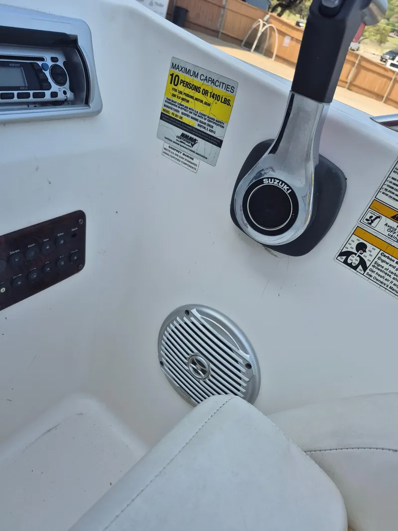 Slide: The Image of Hurricane SunDeck Sport 201 OB 2010 - 28