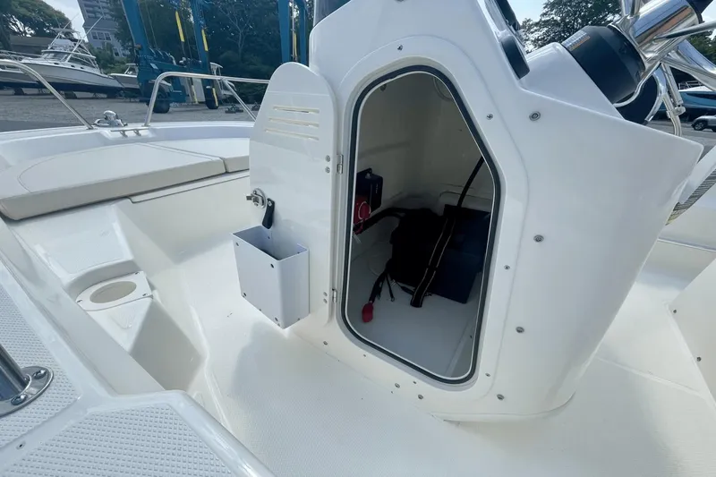 Slide: The Image of Boston Whaler 150 Montauk 2025 - 13