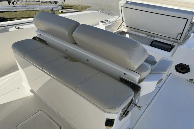 Slide: The Image of Boston Whaler 28 DAUNTLESS 2023 - 10
