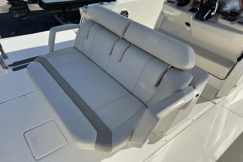 Slide: The Image of Boston Whaler 28 DAUNTLESS 2023 - 11