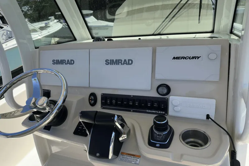 Slide: The Image of Boston Whaler 28 DAUNTLESS 2023 - 12