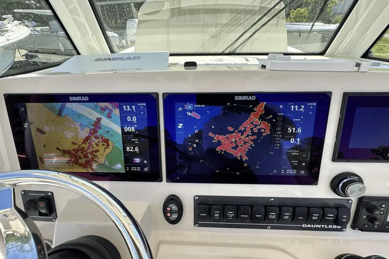 Slide: The Image of Boston Whaler 28 DAUNTLESS 2023 - 13