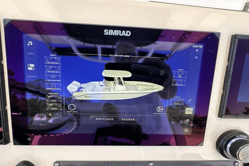 Slide: The Image of Boston Whaler 28 DAUNTLESS 2023 - 14