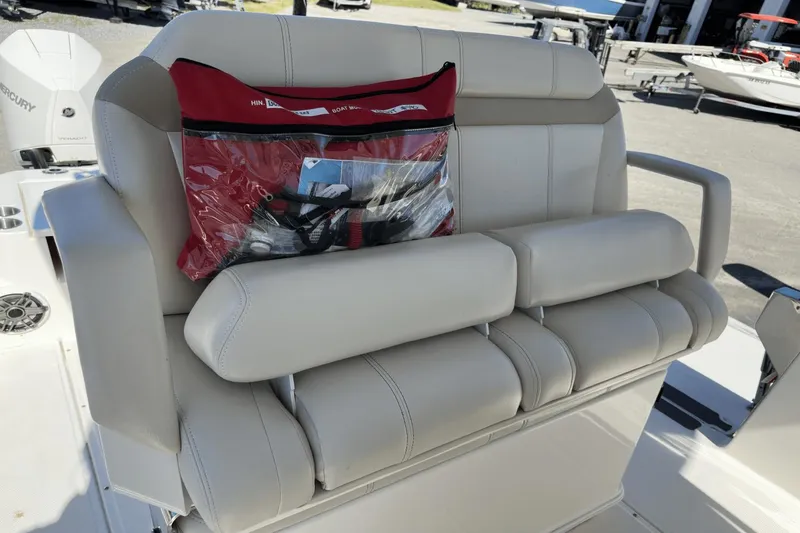 Slide: The Image of Boston Whaler 28 DAUNTLESS 2023 - 15