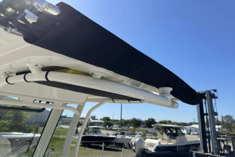 Slide: The Image of Boston Whaler 28 DAUNTLESS 2023 - 16