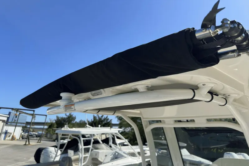 Slide: The Image of Boston Whaler 28 DAUNTLESS 2023 - 17