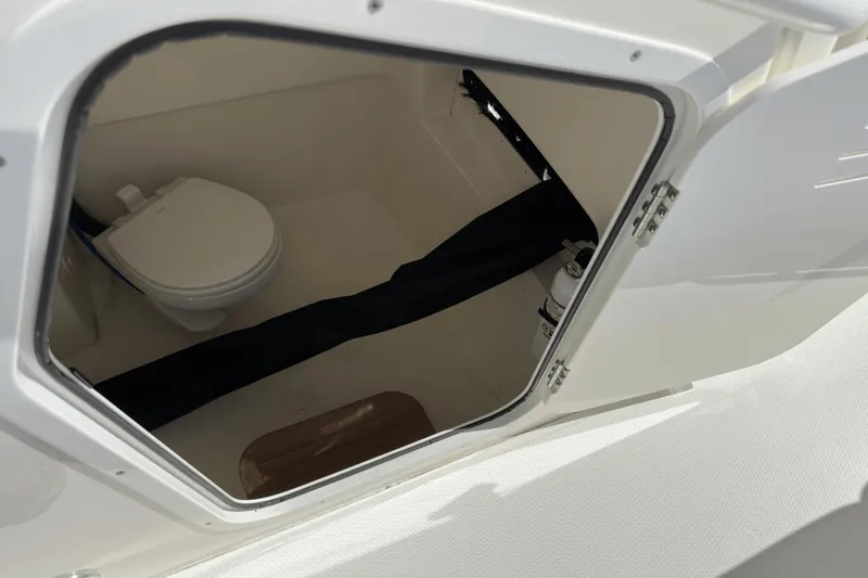 Slide: The Image of Boston Whaler 28 DAUNTLESS 2023 - 19