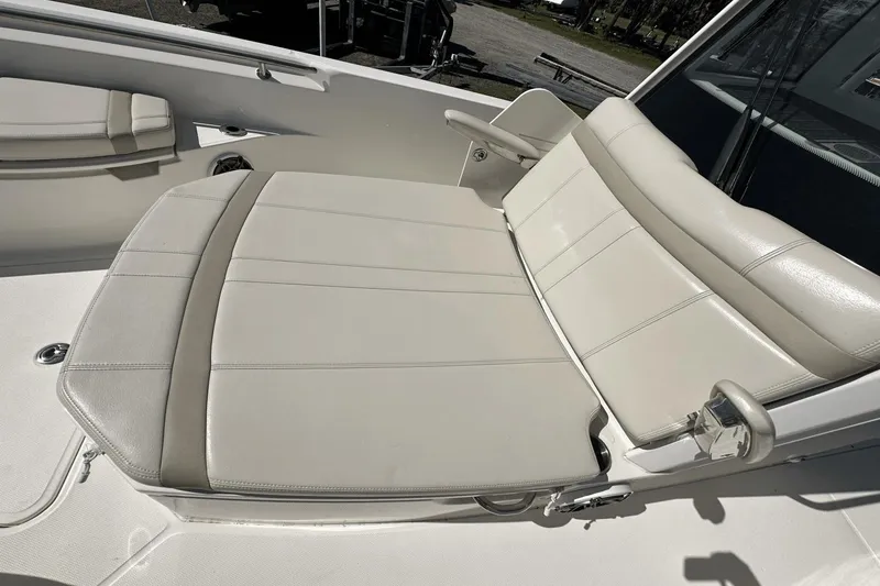 Slide: The Image of Boston Whaler 28 DAUNTLESS 2023 - 20