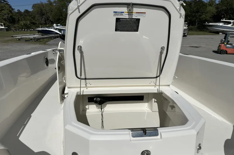 Slide: The Image of Boston Whaler 28 DAUNTLESS 2023 - 21