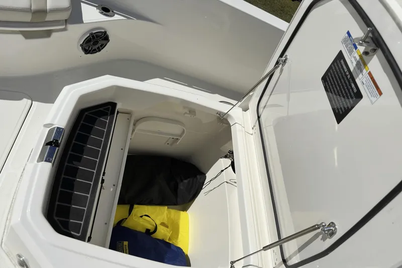 Slide: The Image of Boston Whaler 28 DAUNTLESS 2023 - 22