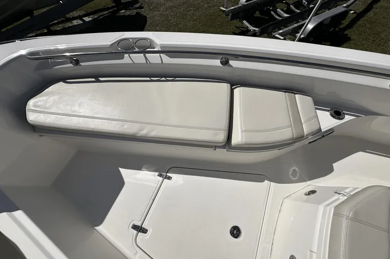 Slide: The Image of Boston Whaler 28 DAUNTLESS 2023 - 23